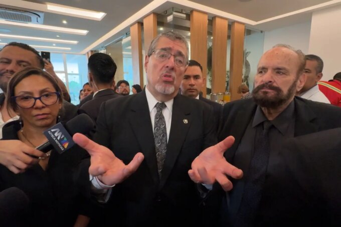 arevalo-acude-al-velorio-de-solorzano-foppa-y-asegura-que-gobierno-colabora-para-esclarecer-el-caso