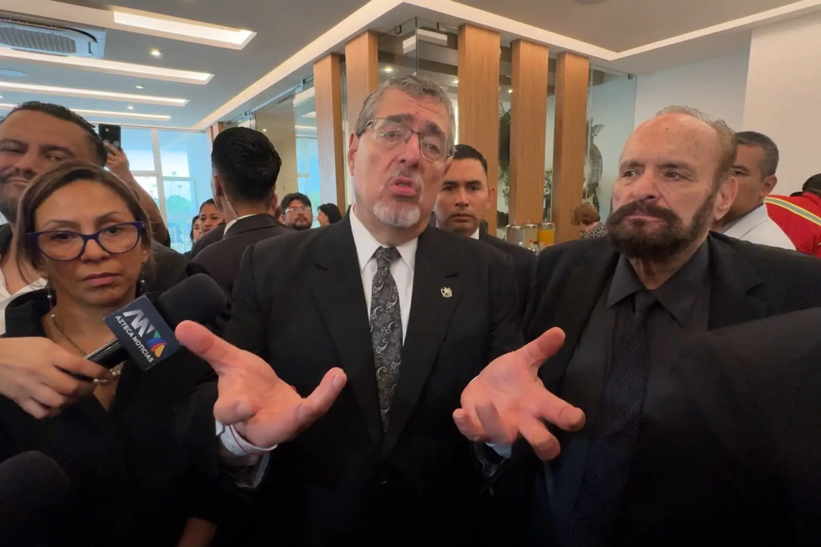 arevalo-acude-al-velorio-de-solorzano-foppa-y-asegura-que-gobierno-colabora-para-esclarecer-el-caso