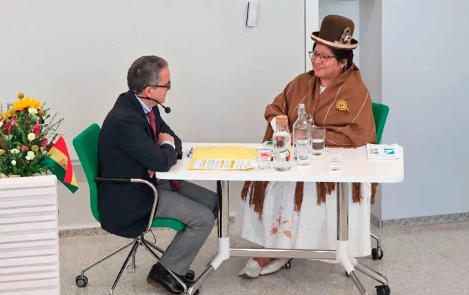mujer-cientifica-de-la-umsa-defiende-de-pollera-su-tesis