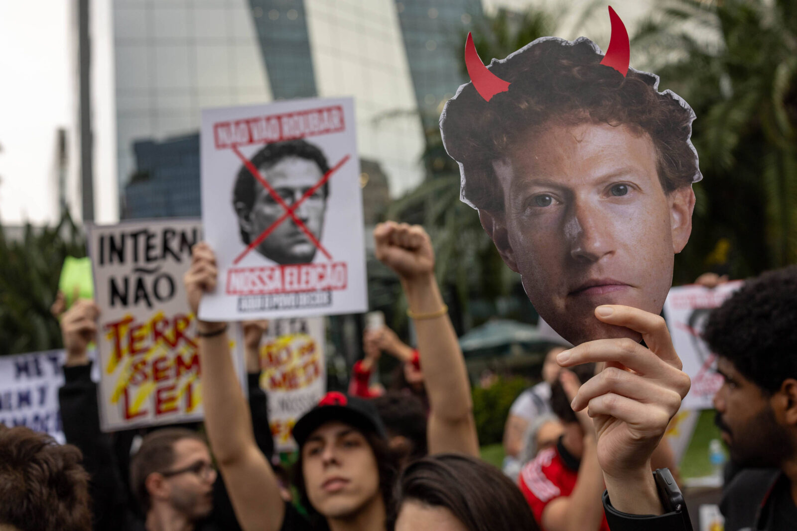 manifestantes-pro-lula-criticam-suposta-ingerencia-eleitoral-da-meta-em-ato-na-frente-da-empresa