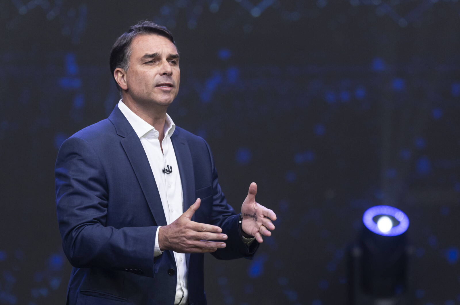 inquerito-sobre-suspeita-de-lavagem-de-flavio-bolsonaro-tambem-investiga-claudio-castro-e-ramagem