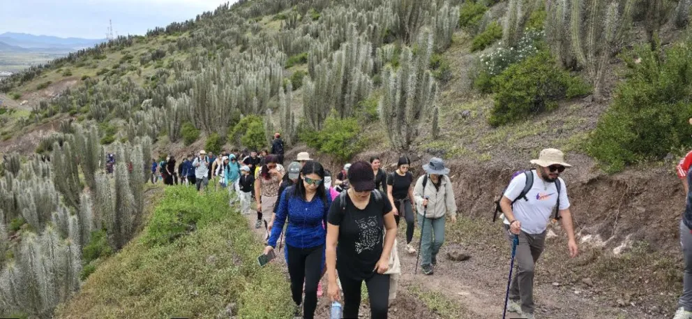 mas-de-300-personas-recorrieron-el-cerro-la-cruz-en-jornada-de-trekking-familiar