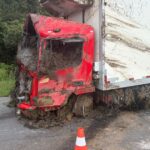 caminhoneiro-morre-apos-veiculo-sair-da-pista-e-afundar-em-area-alagada-na-br-116