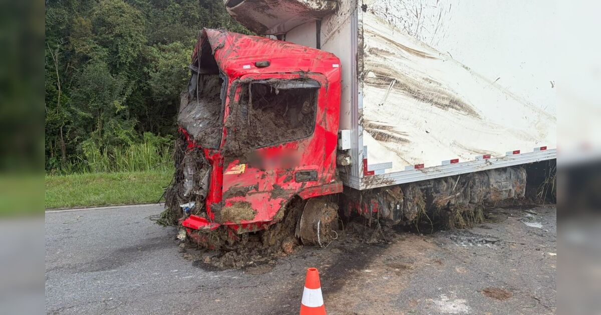 caminhoneiro-morre-apos-veiculo-sair-da-pista-e-afundar-em-area-alagada-na-br-116
