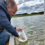 mas-de-130.000-alevinos-para-la-brava:-el-plan-del-club-de-pesca-balcarce-para-cuidar-el-recurso