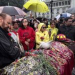 familiares-y-amigos-despiden-con-caravana-y-homenaje-a-juan-francisco-solorzano-foppa
