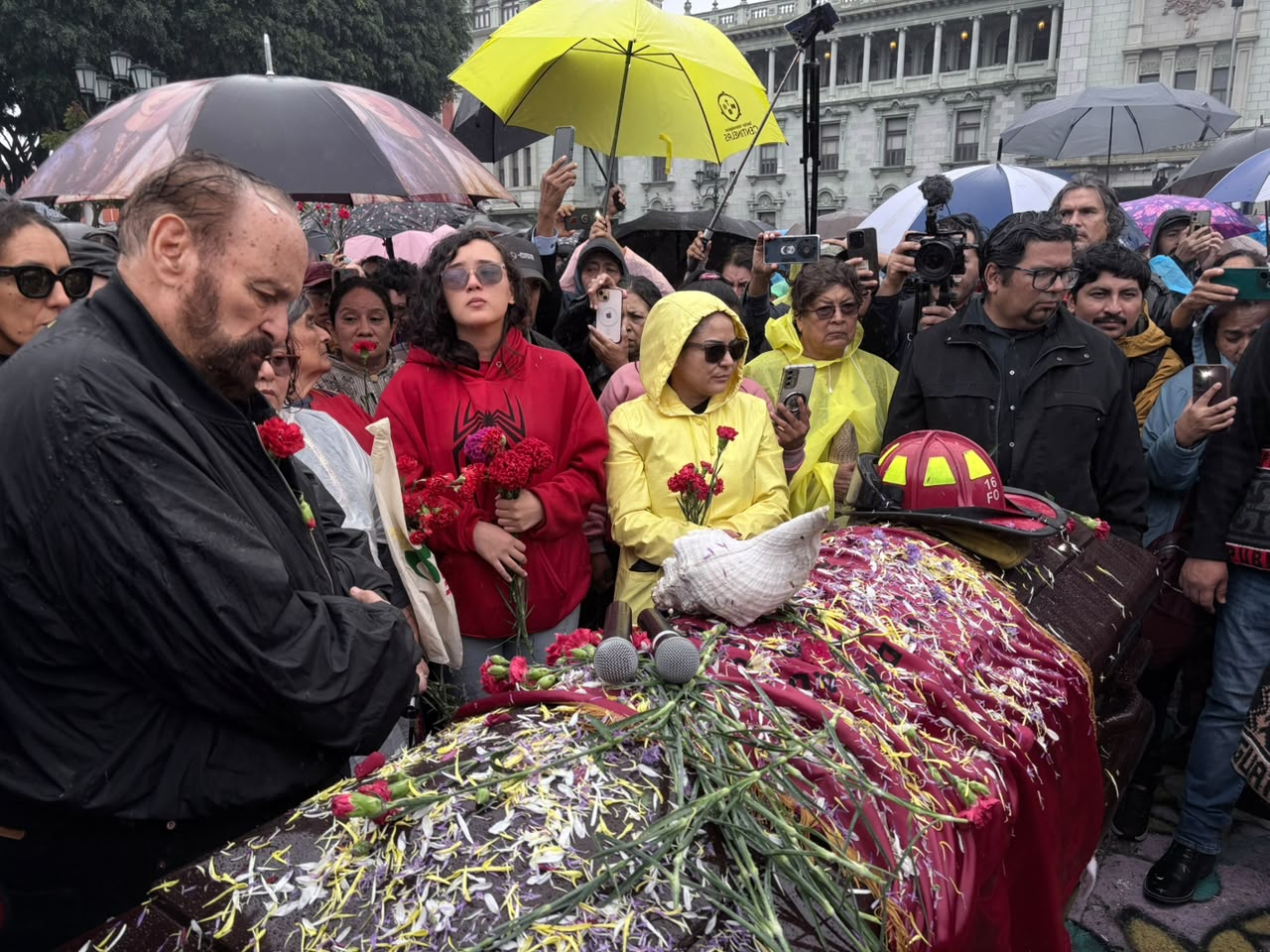familiares-y-amigos-despiden-con-caravana-y-homenaje-a-juan-francisco-solorzano-foppa