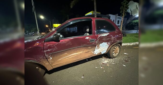 colisao-com-caminhao-deixa-corsa-danificado-em-arapongas