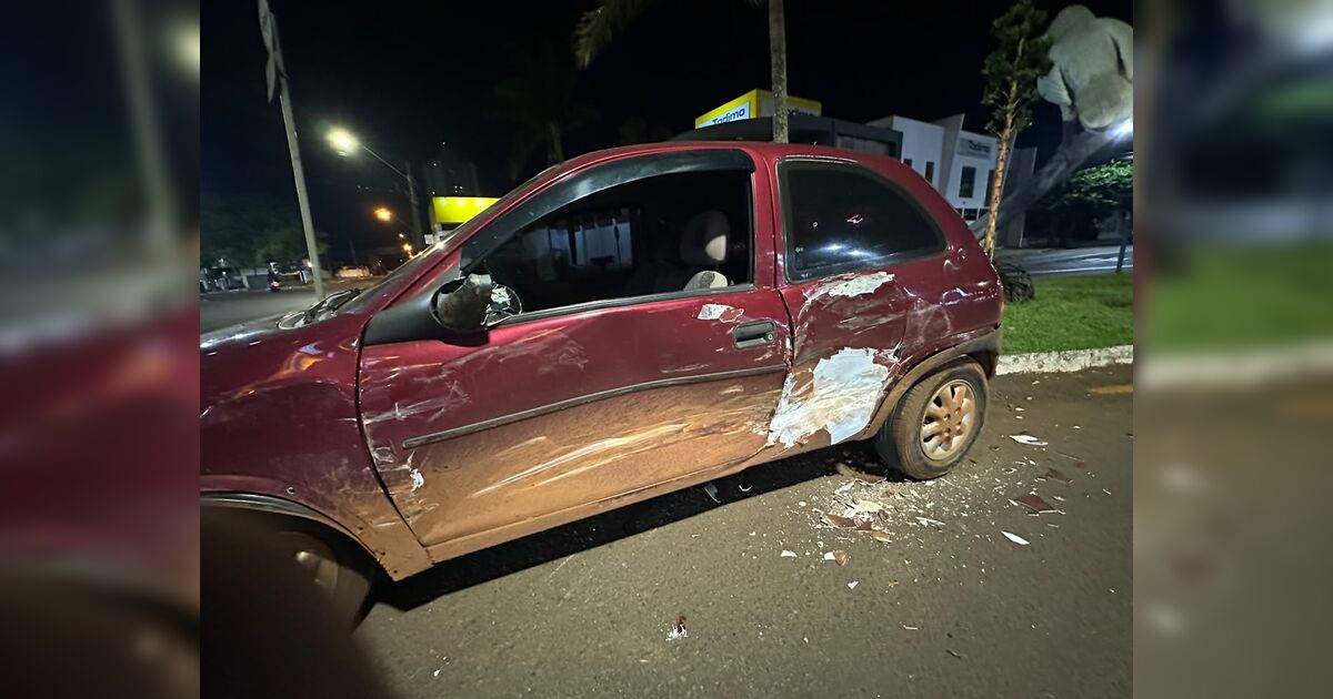 colisao-com-caminhao-deixa-corsa-danificado-em-arapongas
