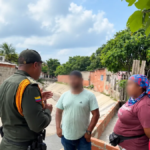 video-delato-a-un-hombre-que-arrojaba-cascos-y-partes-de-motos-a-un-arroyo-de-barranquilla:-debera-responder-por-multa-de-$976.673