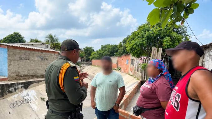 video-delato-a-un-hombre-que-arrojaba-cascos-y-partes-de-motos-a-un-arroyo-de-barranquilla:-debera-responder-por-multa-de-$976.673