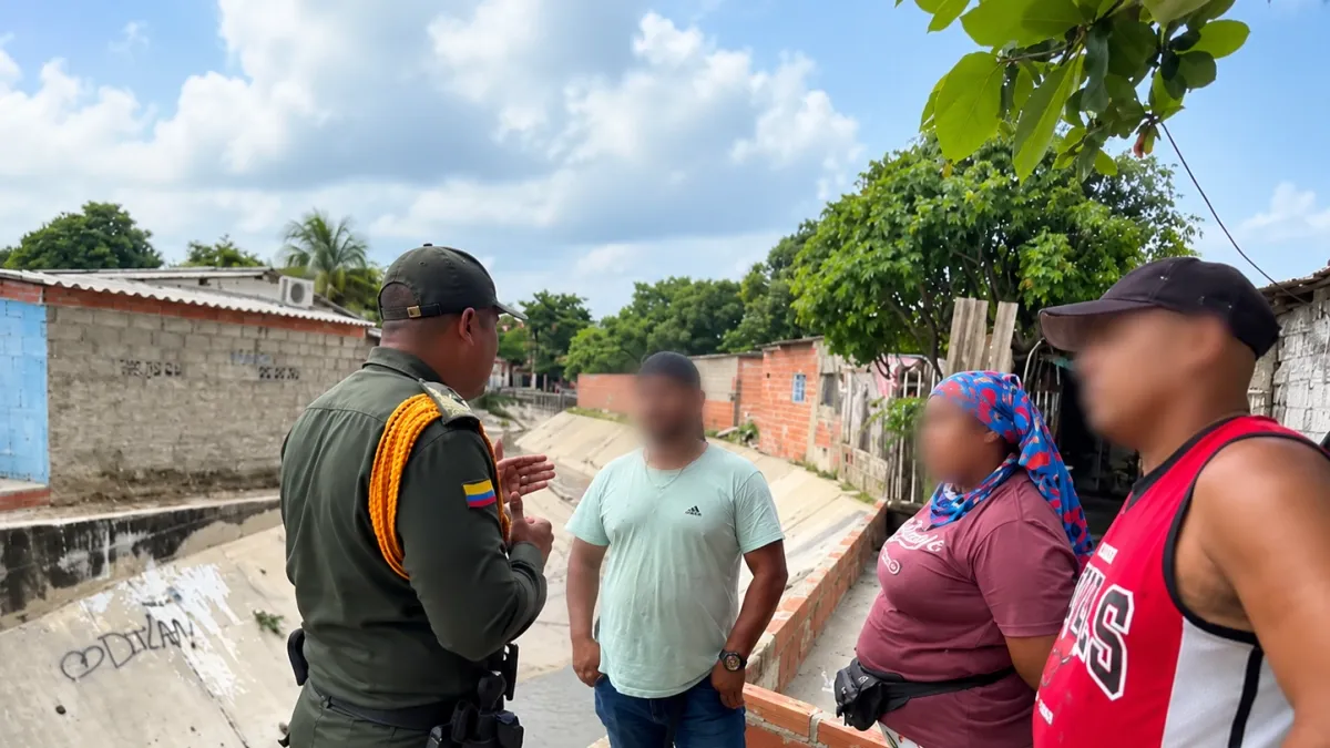 video-delato-a-un-hombre-que-arrojaba-cascos-y-partes-de-motos-a-un-arroyo-de-barranquilla:-debera-responder-por-multa-de-$976.673