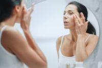 cosmeticos-para-pele-na-menopausa-apostam-em-colageno-e-hidratacao-da-pele;-veja-como-agem