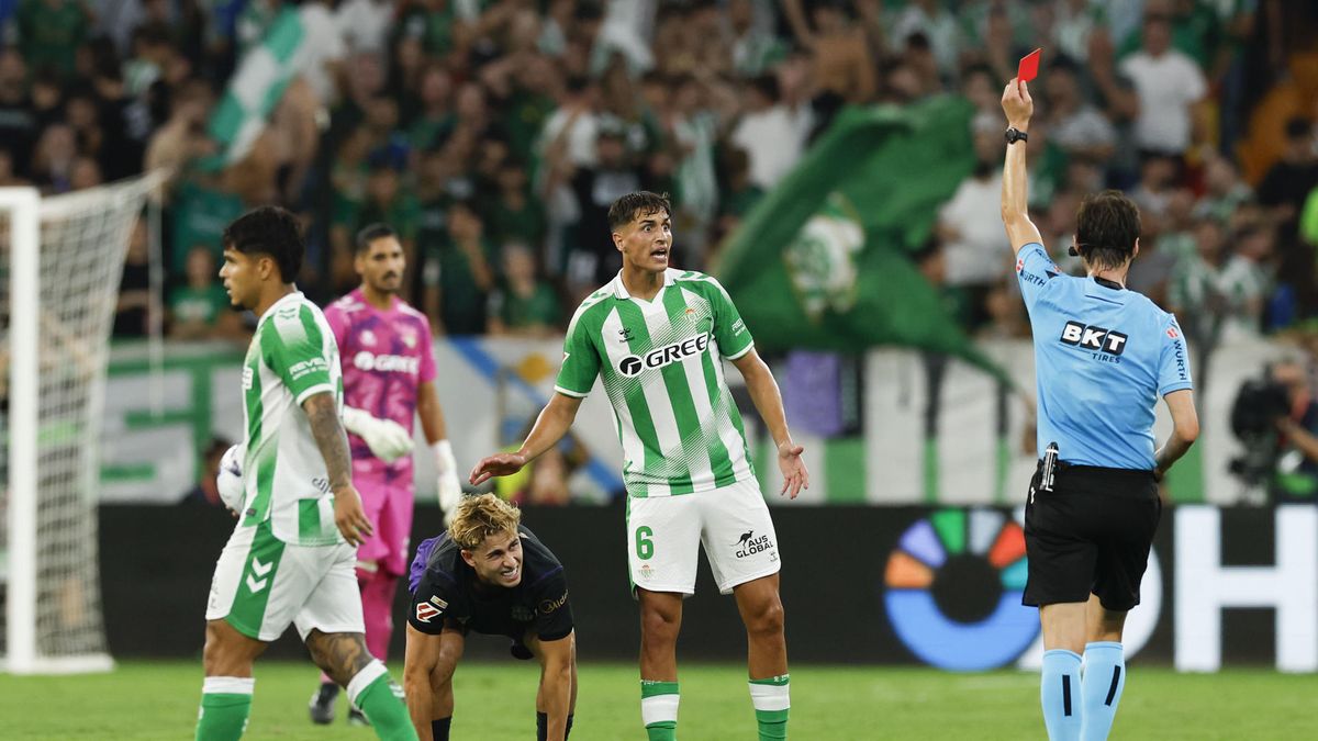 la-dura-sancion-al-uruguayo-facundo-bernal-por-sus-dos-cabezazos-a-lamine-yamal:-cuatro-partidos-pese-a-la-defensa-que-hizo-betis,-que-apelara-el-fallo