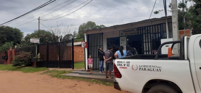 (video)-dupla- de-motobandidos- asalto-una-farmacia-arma-puntare 