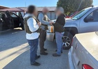 eua-enviam-agentes-armados-a-casas-para-investigar-imigrantes-que-votam