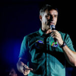 flavio-bolsonaro-fez-festa-em-lancha-com-lobistas-e-prostitutas-durante-a-pandemia,-diz-revista