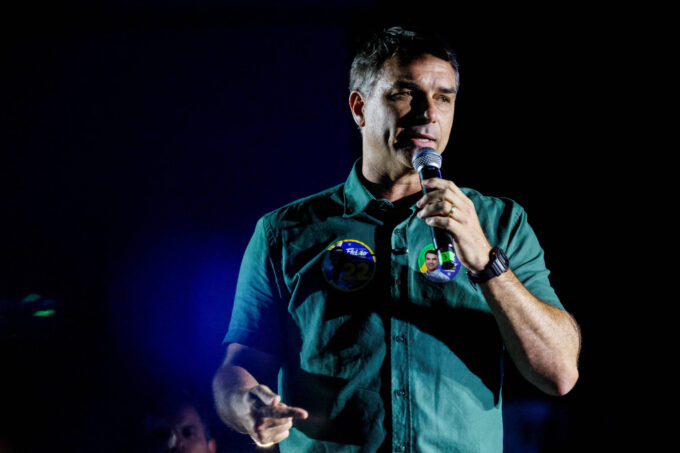 flavio-bolsonaro-fez-festa-em-lancha-com-lobistas-e-prostitutas-durante-a-pandemia,-diz-revista