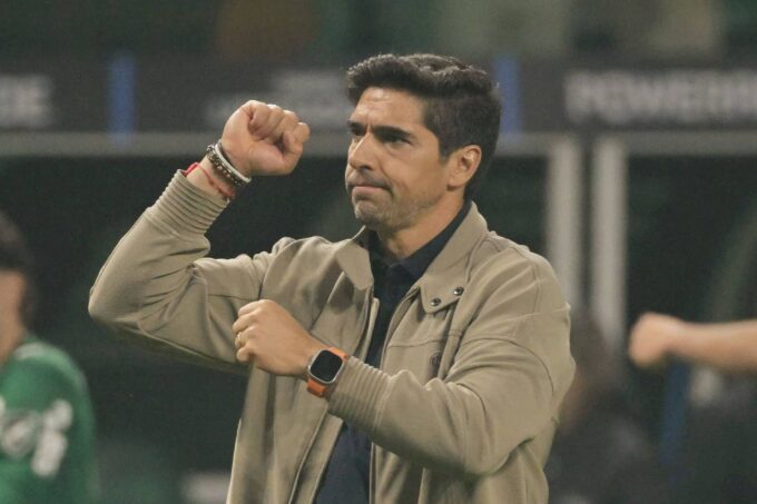 abel-nao-ve-cobrancas-de-penaltis-no-campo-e-elogia-carlos-miguel