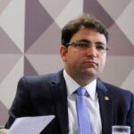 pf-encontra-sala-secreta-para-guardar-dinheiro-em-hangar-usado-por-amigo-de-flavio-bolsonaro,-diz-jornal