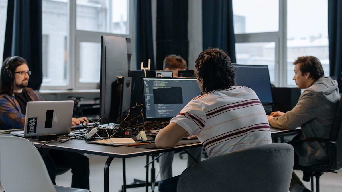 siete-de-cada-10-uruguayos-dicen-ser-felices-en-su-trabajo,-pero-mas-de-la-mitad-presentan-niveles-bajos-de-bienestar:-los-resultados-del-indice-de-felicidad-laboral-2026