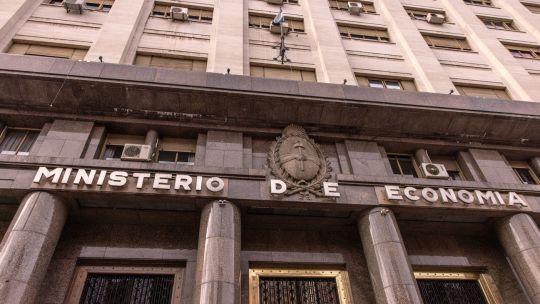 argentina’s-bond-sell-off-blindsides-bulls-as-election-fears-grow