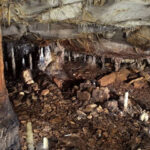 una-cueva-de-espana-estuvo-sellada-durante-16.800-anos-y-conservo-una-vivienda-prehistorica-con-miles-de-objetos-intactos