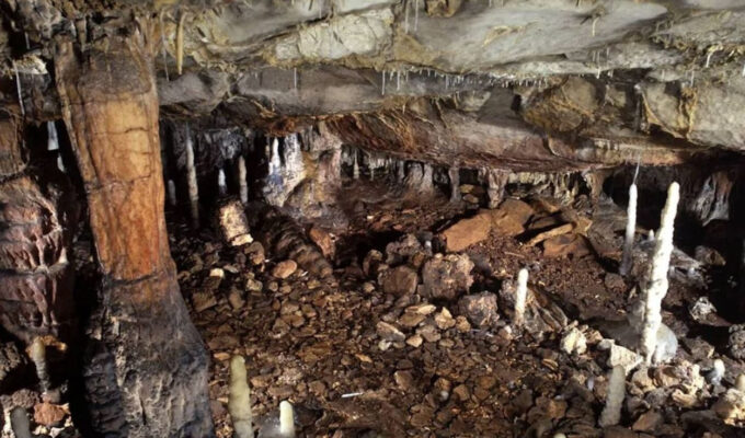 una-cueva-de-espana-estuvo-sellada-durante-16.800-anos-y-conservo-una-vivienda-prehistorica-con-miles-de-objetos-intactos