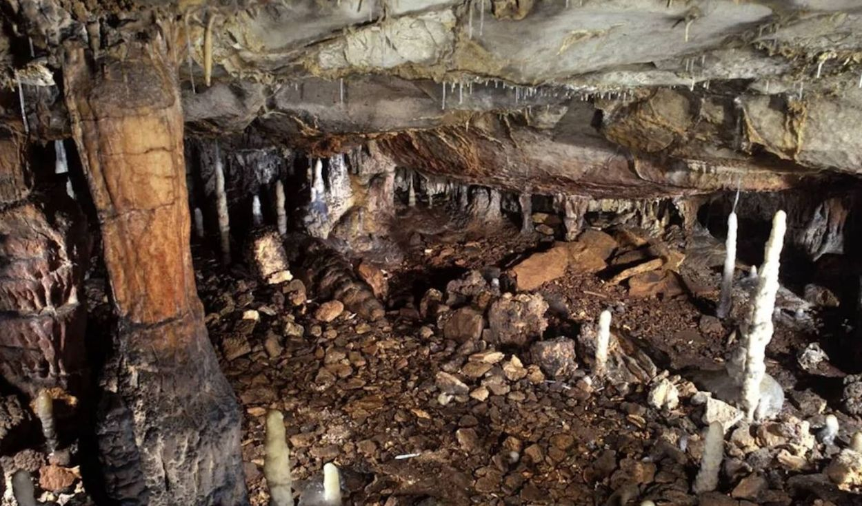 una-cueva-de-espana-estuvo-sellada-durante-16.800-anos-y-conservo-una-vivienda-prehistorica-con-miles-de-objetos-intactos