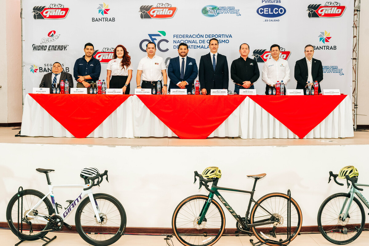 malta-gallo-pedalea-junto-a-ciclistas-en-la-65-vuelta-ciclistica-a-guatemala
