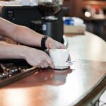 fue-despedido-por-trabajar-en-el-bar-de-su-amigo-mientras-estaba-de-baja-por-accidente-laboral:-ahora-sera-reincorporado-e-indemnizado-con-mas-de-45.000-euros