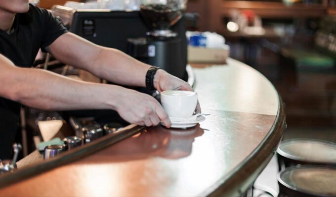 fue-despedido-por-trabajar-en-el-bar-de-su-amigo-mientras-estaba-de-baja-por-accidente-laboral:-ahora-sera-reincorporado-e-indemnizado-con-mas-de-45.000-euros