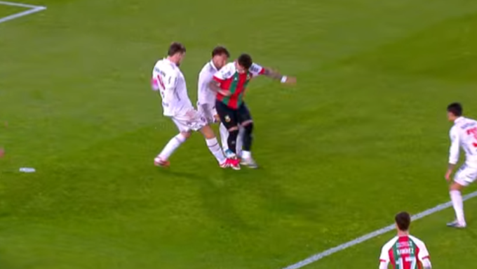 mira-el-video-del-var-en-la-polemica-jugada-de-nacional-vs-deportivo-maldonado:-“lo-pisa-accidentalmente;-todo-limpio”