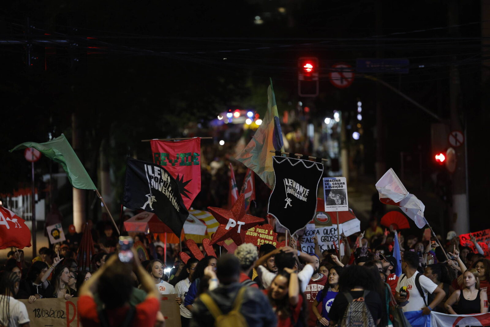 ato-pro-lula-em-sp-comemora-resultado-do-datafolha,-e-dirceu-fala-em-nao-sair-das-ruas