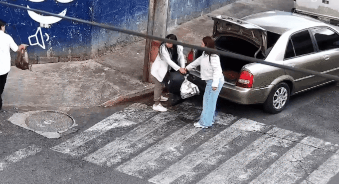 video:-conductora-termina-sancionada-tras-ser-sorprendida-arrojando-basura-en-la-via-publica-en-zona-1