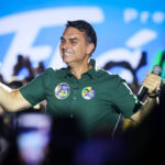 flavio-bolsonaro-se-alinhou-ao-pai-e-reproduziu-narrativas-em-momentos-criticos;-relembre