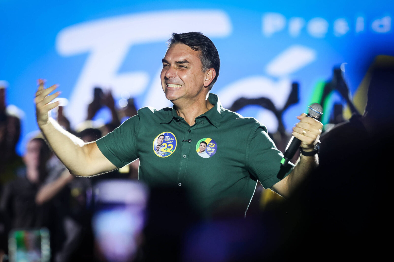 flavio-bolsonaro-se-alinhou-ao-pai-e-reproduziu-narrativas-em-momentos-criticos;-relembre