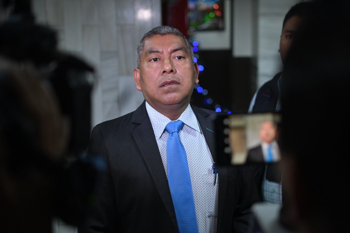 cc-ordena-a-sala-de-alejandro-prado-conocer-amparo-que-busca-reactivar-denuncia-contra-rafael-curruchiche