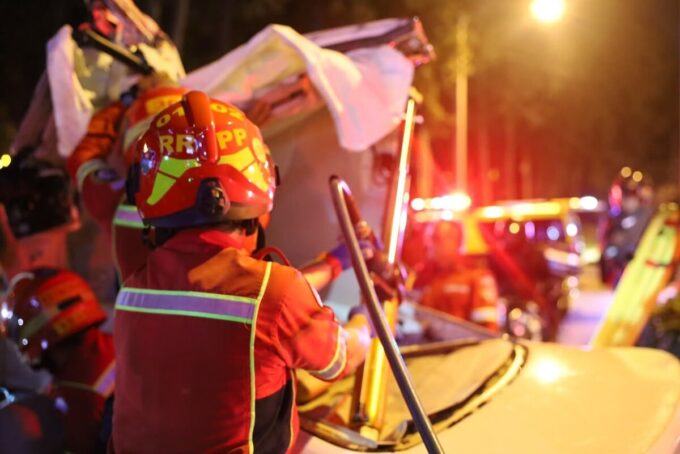 bomberos-rescatan-a-conductor-tras-accidente-multiple-en-el-bulevar-landivar;-se-reportan-cuatro-heridos