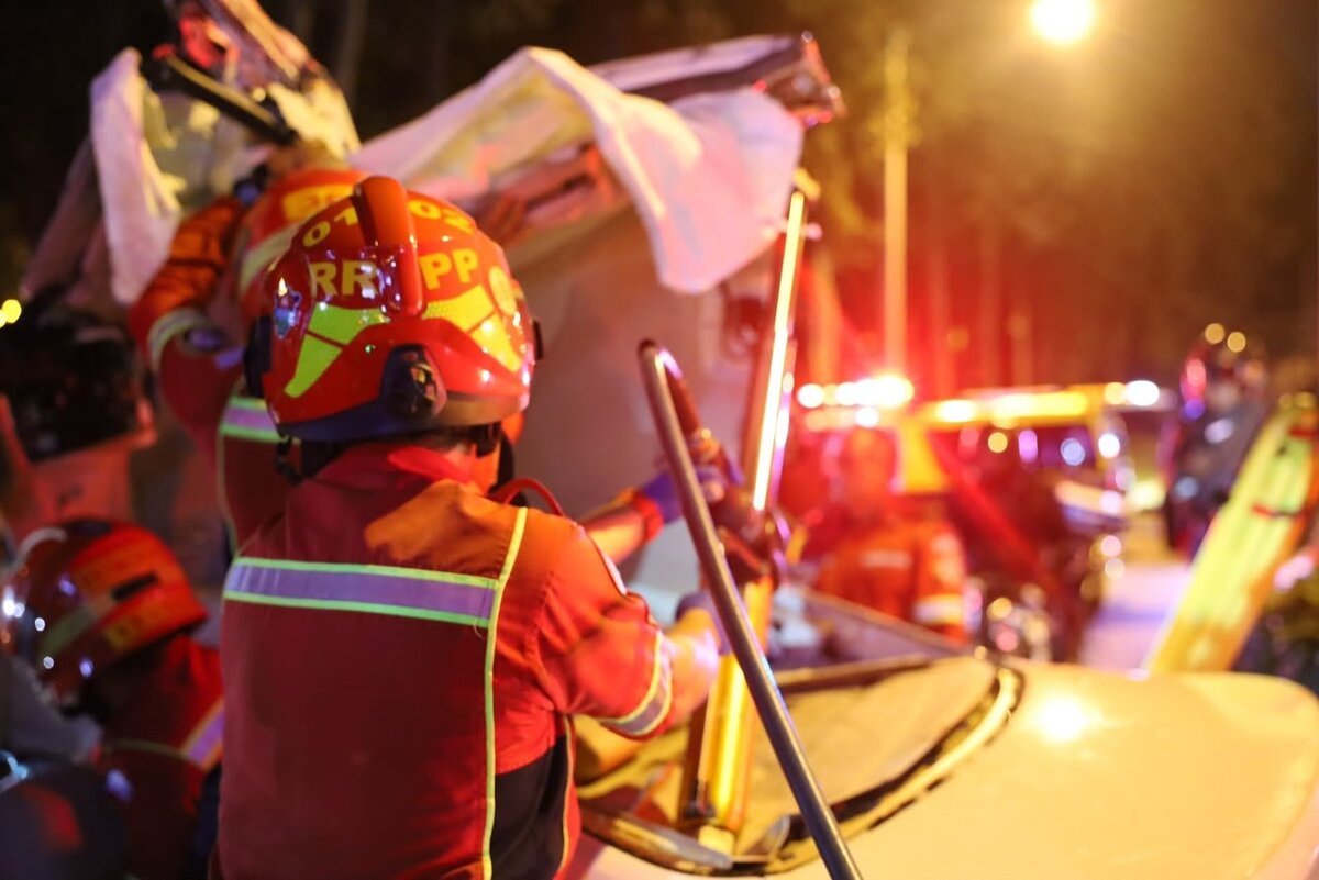 bomberos-rescatan-a-conductor-tras-accidente-multiple-en-el-bulevar-landivar;-se-reportan-cuatro-heridos