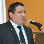4-policias-son-aprehendidos-por-dejarle-usar-celular-a-mariaca