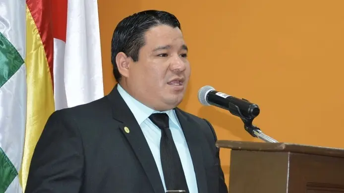 4-policias-son-aprehendidos-por-dejarle-usar-celular-a-mariaca