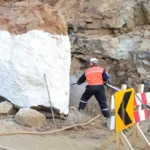 roca-sin-retirar-y-caminos-deteriorados-mantienen-problemas-de-conectividad-en-rio-hurtado