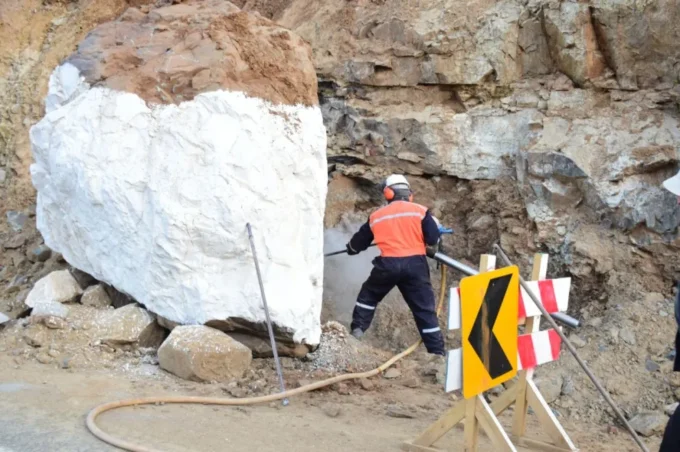 roca-sin-retirar-y-caminos-deteriorados-mantienen-problemas-de-conectividad-en-rio-hurtado
