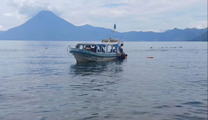 turista-ecuatoriano-que-estuvo-apunto-de-ahogarse-en-el-lago-de-atitlan-es-puesto-a-salvo