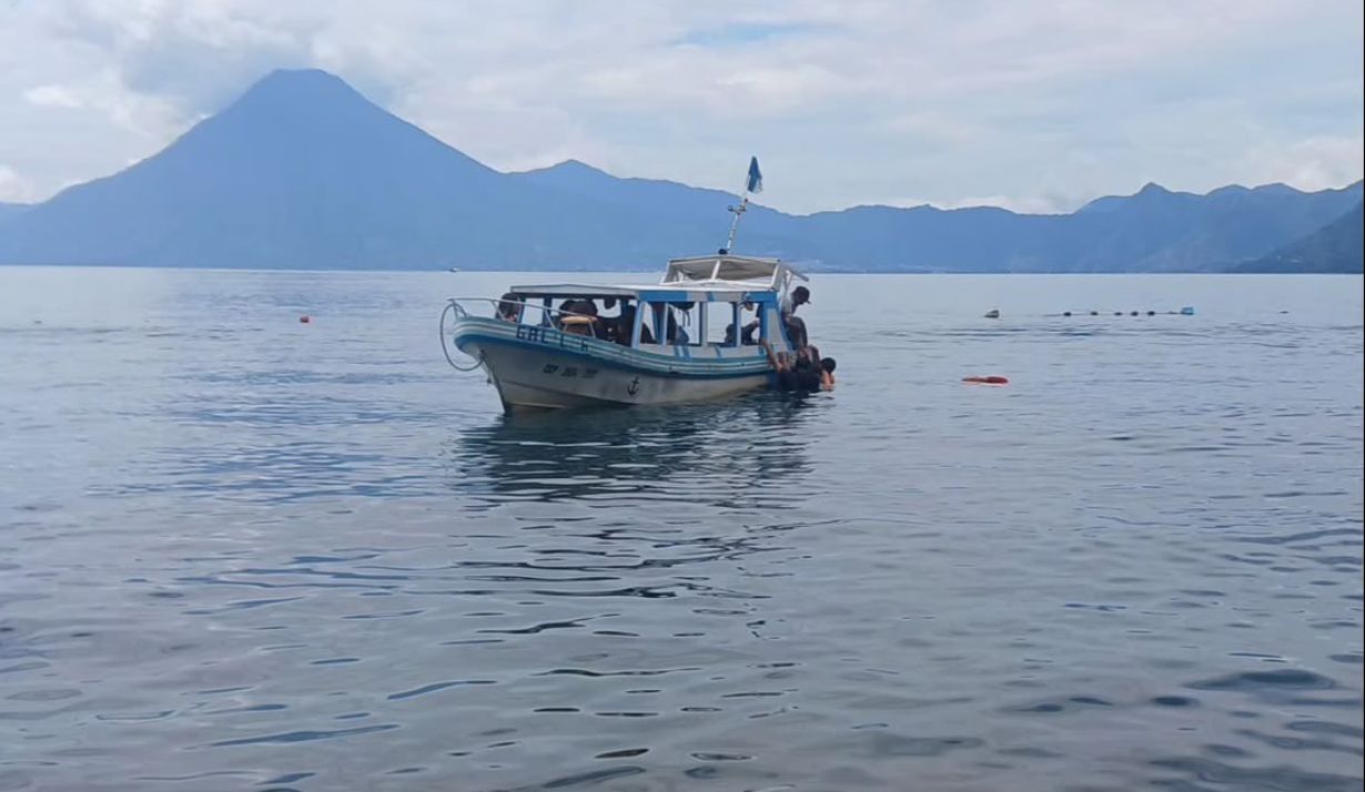 turista-ecuatoriano-que-estuvo-apunto-de-ahogarse-en-el-lago-de-atitlan-es-puesto-a-salvo