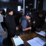 caso-hermanos-choc:-agentes-llegan-a-tribunales-con-rostros-cubiertos-y-cantan-himnos-nacional-y-de-la-pnc