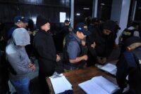 caso-hermanos-choc:-agentes-llegan-a-tribunales-con-rostros-cubiertos-y-cantan-himnos-nacional-y-de-la-pnc