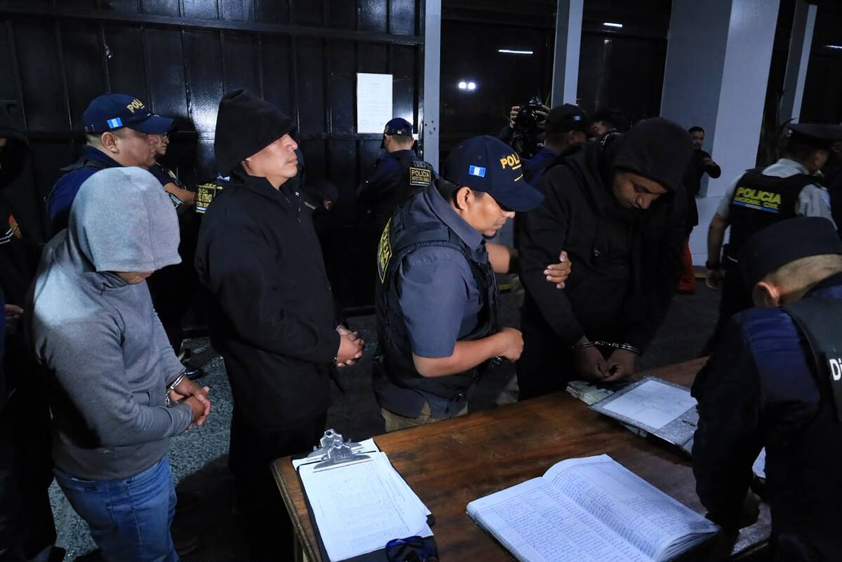 caso-hermanos-choc:-agentes-llegan-a-tribunales-con-rostros-cubiertos-y-cantan-himnos-nacional-y-de-la-pnc