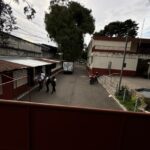 tras-forcejear-y-derribar-el-porton,-padres-retiran-a-sus-hijos-del-instituto-fischmann